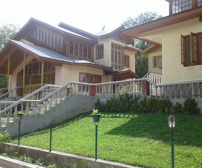 https://imgcld.yatra.com/ytimages/image/upload/t_hotel_yatra_city_desktop/v1437914402/Domestic Hotels/Hotels_Pahalgam/Valley View Resort/Overview.jpg